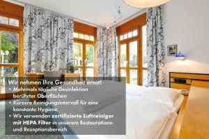 um quarto com uma cama e uma janela em Villa Waldperlach by Blattl em Munique