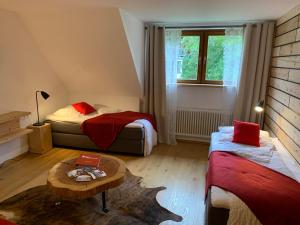 mały pokój z 2 łóżkami i stołem w obiekcie Kuckucksnest Jostal w mieście Titisee-Neustadt