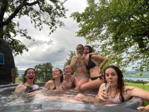 um grupo de mulheres sentadas numa banheira de hidromassagem em B&B Friedau em Nottwil