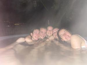 een groep mensen die in een bad liggen bij B&B Friedau in Nottwil