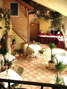 eine Terrasse mit Tischen und Stühlen in einem Restaurant in der Unterkunft Hotel Vier Spitzen in Lauenförde