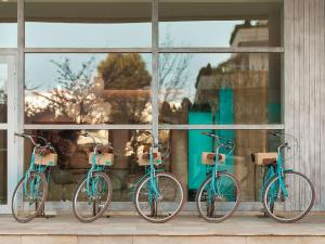 在Amàre Beach Hotel Marbella - Adults Only Recommended内部或周边骑自行车