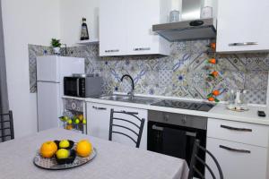 una cocina con una mesa con un bol de fruta. en Afrodite appartamento Ballarò, en Palermo