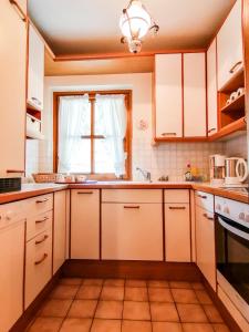 Kuchyňa alebo kuchynka v ubytovaní Haus am Römerbad