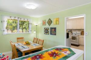 a kitchen and dining room with a table and a dining room at Private Beachlane House with 2 bedrooms AC in Kailua
