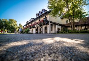 un grande edificio con un albero di fronte di Hotel Summerhof a Bad Griesbach im Rottal