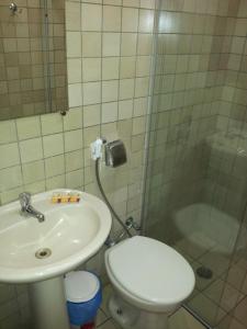 uma casa de banho com um WC, um lavatório e um chuveiro em Panorama Hotel em Governador Valadares