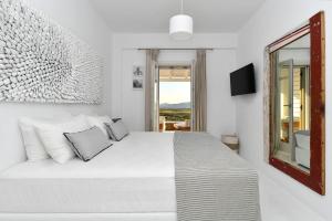 A bed or beds in a room at Villa Thoe Glisidia Paros