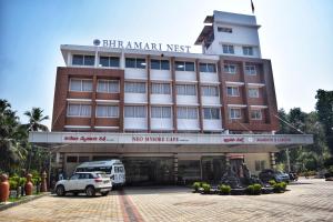 Bhramari Nest في Subrahmanya: فندق تقف امامه سيارة