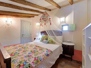 um quarto com uma cama de dossel em Belvilla by OYO LA TORRE DE SEBASTIA em Fraga