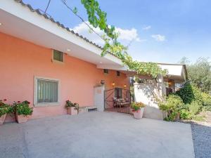 uma casa laranja com uma entrada e um portão em Belvilla by OYO LA TORRE DE SEBASTIA em Fraga