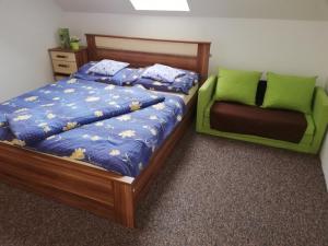 Säng eller sängar i ett rum på Chalupa