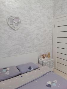 1 dormitorio con cama y espejo en la pared en В сердце города! Дерибасовская/Соборная площадь. en Odesa