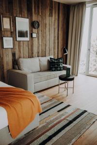 uma sala de estar com um sofá e uma mesa em Ski&Sun Apartamenty em Świeradów-Zdrój