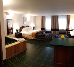 Habitación de hotel con cama grande y bañera en Pleasant Moose Lodge en Newberry