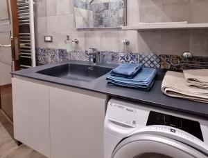 cocina con fregadero y lavadora en Civico 62 - Case Vacanza D Andrea, en Pratola Peligna