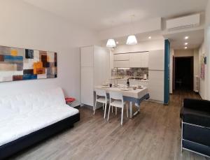 a living room with a white couch and a kitchen at Civico 62 - Case Vacanza D Andrea in Pratola Peligna