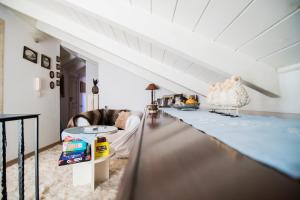 Postel nebo postele na pokoji v ubytování cozy attic
