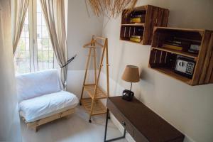 salon z krzesłem i półką na książki w obiekcie Casa e Appartamento per Vacanze Fienaroli 36 Apartament w Rzymie