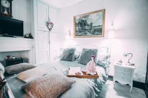 een slaapkamer met een pop op een bed bij Wool Combers Rest & Brönte Parsonage - Haworth in Haworth