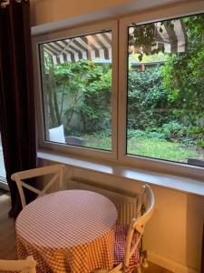 een tafel en stoelen in een kamer met een raam bij Parkhotel in Dallgow