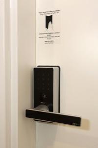 a computer mouse sitting on a shelf next to a wall at LASARTEROOMS AUTOCHECK-IN in Lasarte