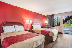 Katil atau katil-katil dalam bilik di Economy Inn