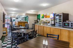 a fast food restaurant with tables and a counter at Quality Inn in Culpeper