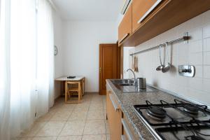 A kitchen or kitchenette at Fornaci Deluxe San Pietro Még 20 kép