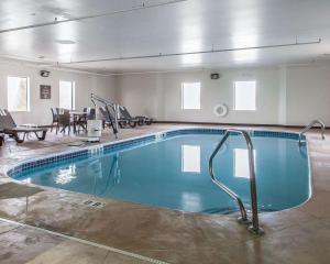 Sleep Inn & Suites Near I-90 and Ashtabula tesisinde veya buraya yakın yüzme havuzu