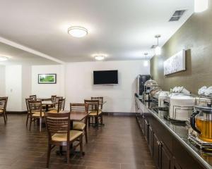 A restaurant or other place to eat at Sleep Inn & Suites Near I-90 and Ashtabula