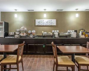 A restaurant or other place to eat at Sleep Inn & Suites Near I-90 and Ashtabula