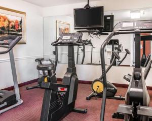 The fitness centre and/or fitness facilities at Quality Inn Holland