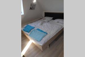 łóżko z dwoma niebieskimi workami na górze w obiekcie Fewo NordSee'n Sucht w mieście Neßmersiel