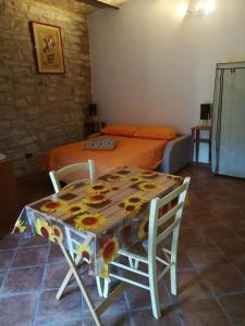 Il GuastoにあるGuado di Pio- monolocaleのベッドルーム1室(ベッド1台、テーブル、椅子付)