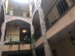 een gebouw met 2 balkons en een trap bij AnDiMi Pozo Chico in Toledo