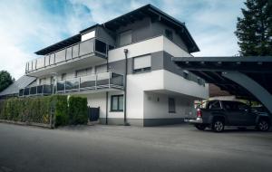 czarna ciężarówka zaparkowana przed budynkiem w obiekcie Terrassen-Appartement Held by Schladming-Appartements w Schladming