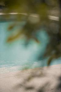 una imagen borrosa de un charco de agua en Casale di Nicolò, en Urbino