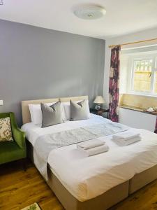 A bed or beds in a room at The Swan Inn 