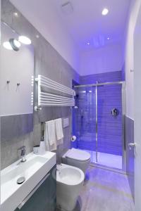 een badkamer met een toilet, een wastafel en een douche bij Marconi Dreams in Bologna