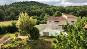 Bazén v ubytování Rez de Piscine, 10 Personnes - RÊVE DE PAPILLON et À L'étage, 5 Personnes - NID D'ÉTOILES, Il s'agit bien de deux gîtes individuels qui sont reliés par un escalier interne, cela permet a une grande famille de louer les deux gîtes nebo v jeho okolí