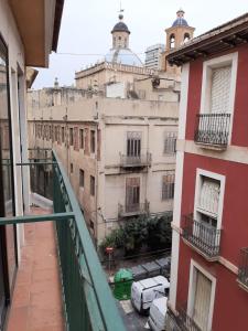 einen Blick vom Balkon eines Gebäudes in der Unterkunft La Basilica Apartaments GAM in Alicante