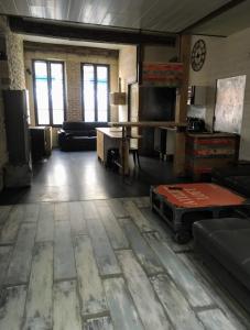 sala de estar con sofá y mesa en La Rénovée d’Antan en Avallon