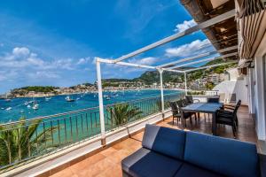 Un balcón con mesa y sillas y vista al mar. en Lili Apartments, en Puerto de Sóller