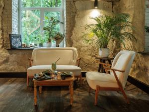 two chairs and a coffee table in a living room at Maidla Nature Resort in Maidla