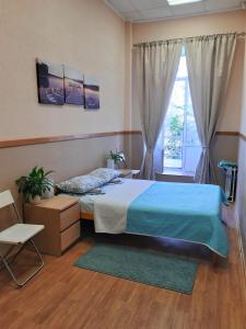 1 dormitorio con cama y ventana en Hostels Rus Samara en Samara