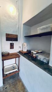 une cuisine avec un comptoir et une étagère avec de la nourriture dans l'établissement Canary Guesthouse, à Pai