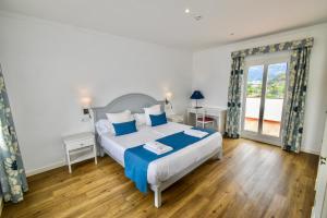 Un dormitorio con una cama grande con almohadas azules. en Lili Apartments, en Puerto de Sóller