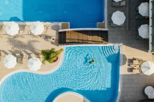 una vista aérea de una piscina con una persona en ella en Sofianna Resort & Spa, en Pafos