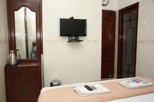 TV a/nebo společenská místnost v ubytování Grand View Residency Chennai